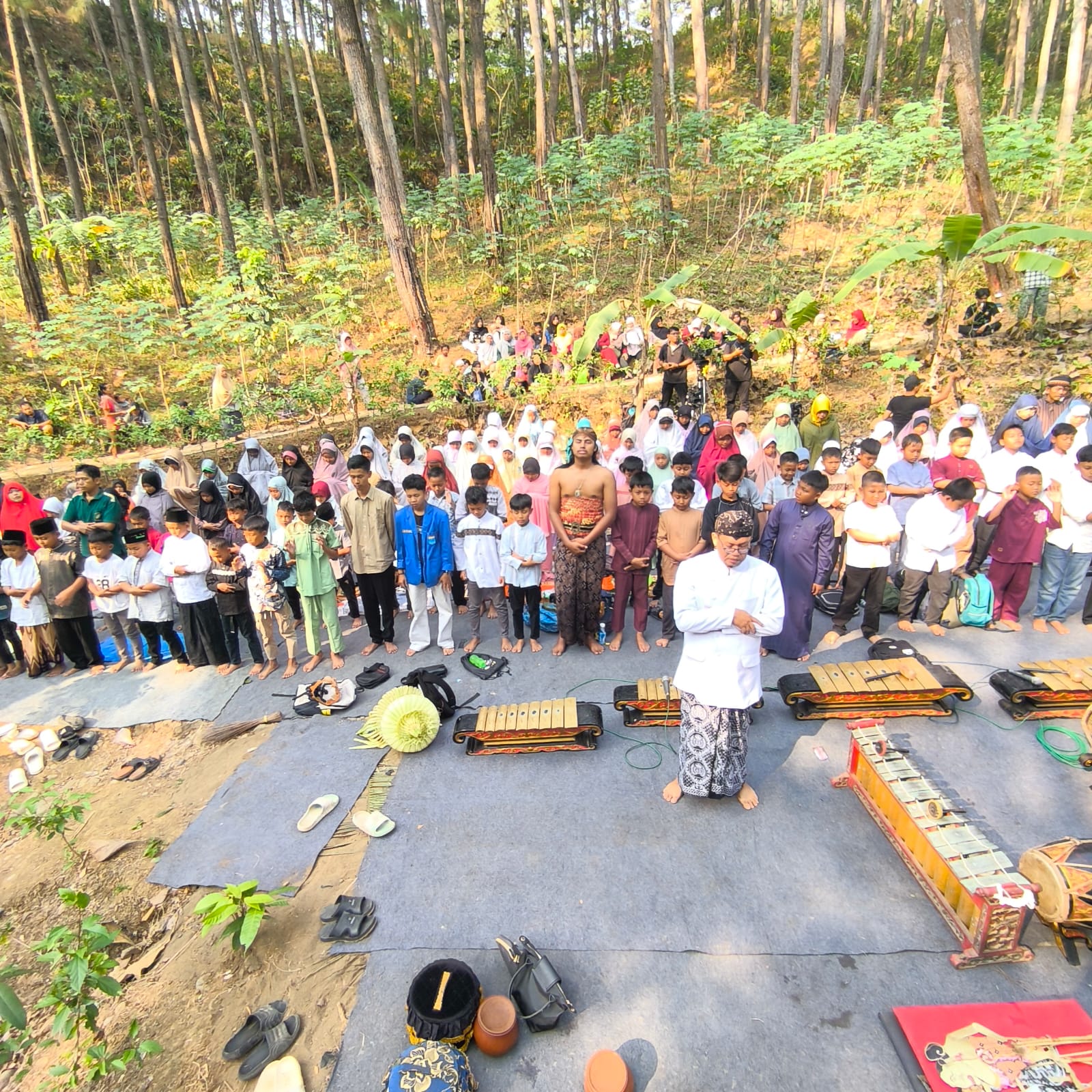 Memulai Panggih Warih dengan Melaksanakan Shalat Ashar Berjamaah di Hutan