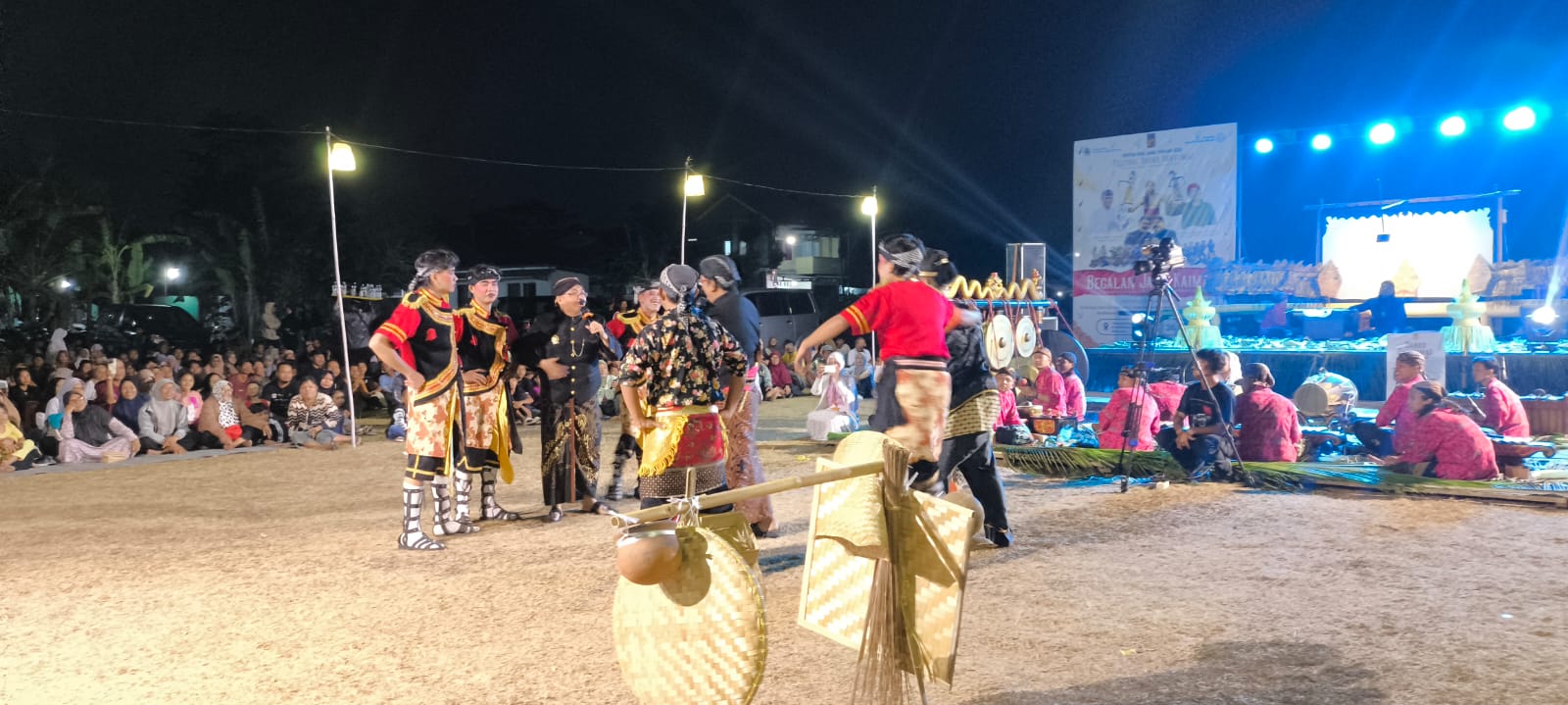 Gelak Tawa Penonton Saat Menyaksikan Begalan Jaka Kahiman di Festival Babad Banyumas